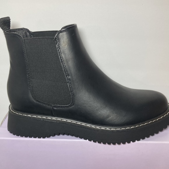 Madden Girl Shoes Nwt Ladies Kween Chelsea Boots In Black By Madden